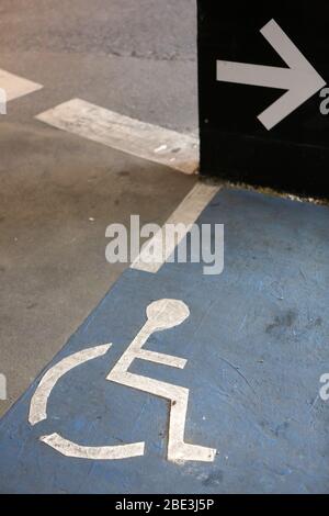 Place de parking réservée aux handicapés. Saint-Gervais-les-Bains. Haute-Savoie. Frankreich. Stockfoto