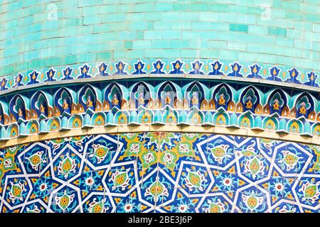 Nahaufnahme der bunten Details der türkisfarbenen Kuppel, islamischen Ornamenten und floralen Majolika (Keramikfliesen) in Barakhan Madrasah, Taschkent, Usbekistan. Stockfoto