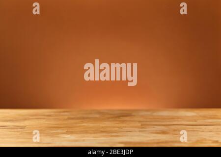 Hintergrund mit leerem Holzdecktisch über Grunge Tapete. Nahaufnahme. Stockfoto