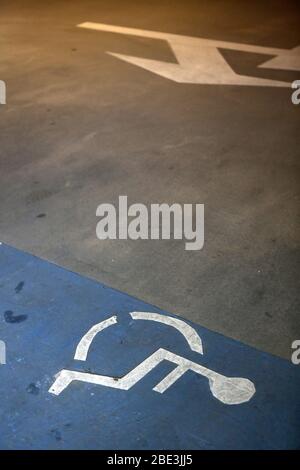 Place de parking réservée aux handicapés. Saint-Gervais-les-Bains. Haute-Savoie. Frankreich. Stockfoto