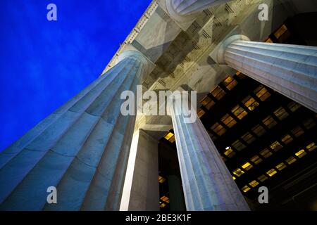 Blick nach oben auf das Lincoln Memorial in der Blue Hour. Stockfoto