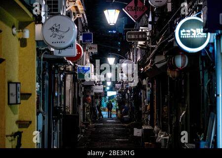 Blick auf einen halb verlassenen Golden Gai, berühmtes Nachtleben in Shinjuku.die japanische Regierung hat den Ausnahmezustand ausgerufen, um die Präfekturen Tokio, Osaka, Saitama, Kanagawa, Chiba, Hyogo und Fukuoka ab dem 7. April abzudecken und wird bis zum 6. Mai andauern. Tokyos Gouverneur Yuriko Koike hat Restaurants und Bars gebeten, um 20 Uhr geschlossen zu werden, da sich der COVID-2019-Virus ausbreitet. Stockfoto