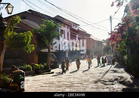 Nepal, Tanahun, Bandipur, Haus; Straße, Gebäude, Dorf, Leute, Spaziergang, Abend, Schatten, Blume Stockfoto
