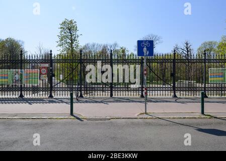 Wien, wegen COVID-19 geschlossener Bundesgarten Augarten // Wien, öffentlicher Park Augarten aufgrund COVID-19 geschlossen Stockfoto