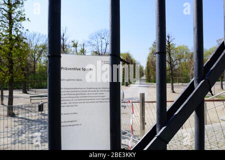 Wien, wegen COVID-19 geschlossener Bundesgarten Augarten // Wien, öffentlicher Park Augarten aufgrund COVID-19 geschlossen Stockfoto