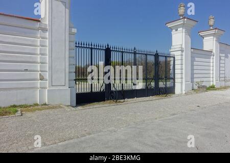 Wien, wegen COVID-19 geschlossener Bundesgarten Augarten // Wien, öffentlicher Park Augarten aufgrund COVID-19 geschlossen Stockfoto