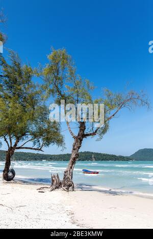 Tropische Landschaft von Saracen Bay Strand Koh Rong Samloem Insel mit Meer und schönen blauen Himmel, Kambodscha. Stockfoto