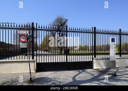 Wien, wegen COVID-19 geschlossener Bundesgarten Augarten // Wien, öffentlicher Park Augarten aufgrund COVID-19 geschlossen Stockfoto