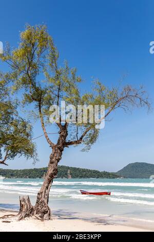 Tropische Landschaft von Saracen Bay Strand Koh Rong Samloem Insel mit Meer und schönen blauen Himmel, Kambodscha. Stockfoto