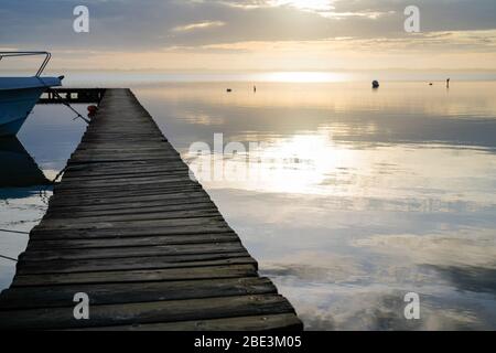 Biscarrosse See Sonnenuntergang hölzerner Ponton auf dem Wasser für Boot angeln Stockfoto