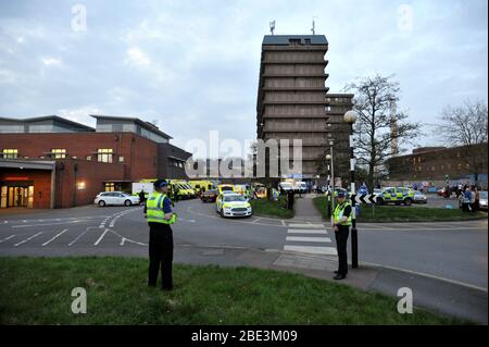 Dritter Clap für den NHS am Donnerstag, den 9. April um 20 Uhr. Die Polizei von Gloucestershire schloss sich Patienten, Mitgliedern der öffentlichen Hand und Krankenhausangestellten an, als sie auf A klatschen Stockfoto