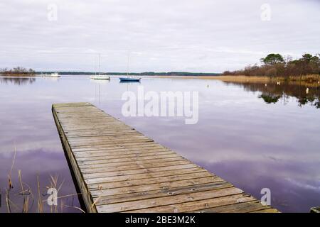 Biscarosse See hölzerner Ponton auf Wasser für Boot-Fischen Stockfoto