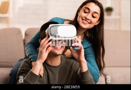Junges Paar zu Hause verbringen Zeit zusammen Stockfoto