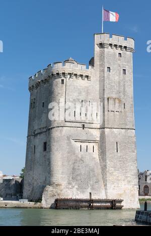 Ummauerte Eingangshafen von La Rochelle in Frankreich Turm der Chaine saint Nicolas Stockfoto