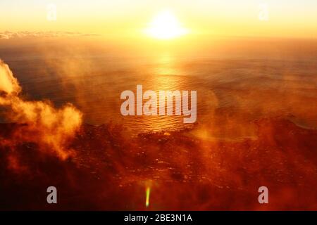 Magischer Sonnenuntergang in den Wolken über dem Atlantik. Foto vom Tafelberg in der Nähe von Kapstadt in Südafrika. Stockfoto