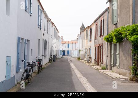 Straßenallee typisch mit Fahrrad Fahrrad Vorderhaus weiß in Insel Noirmoutier Vendee Frankreich Stockfoto