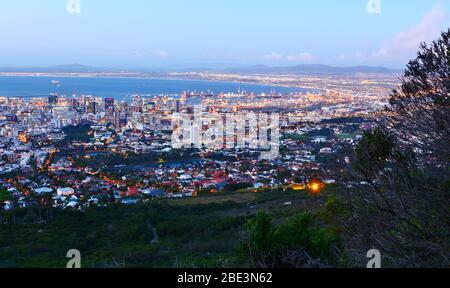 Sonnenuntergang-Atmosphäre in Kapstadt. Foto von der Seilbahn-Station am Tafelberg. Stockfoto