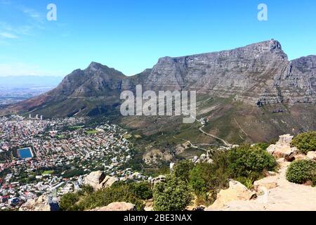 Schöne Aussicht von Lion's Head in Südafrika. Mit dem Tafelberg Nationalpark auf der rechten Seite und Kapstadt (Oranjezicht). Stockfoto