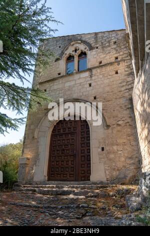 Blick auf ein altes Haus Kirche Stil in Oppede le Vieux Dorf in Frankreich Stockfoto