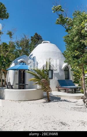 Tropische Landschaft von Saracen Bay Strand Koh Rong Samloem Insel mit Meer und schönen blauen Himmel, Kambodscha. Stockfoto