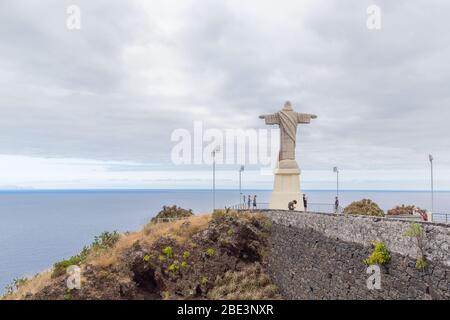 SANTA-CRUZ, PORTUGAL - 29. JULI 2018: Christusstatue auf Madeira auf der Klippe des Kap Garageu in der Nähe des Dorfes Santa Cruz. Stockfoto