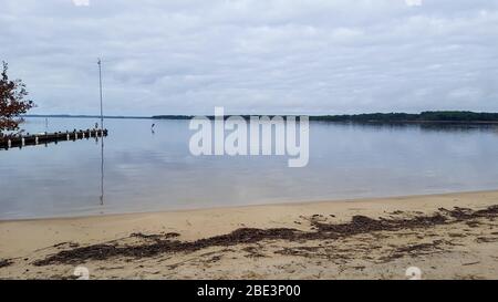 Sanguinet See Sand Strand Wasser in bewölkten Tag Stockfoto