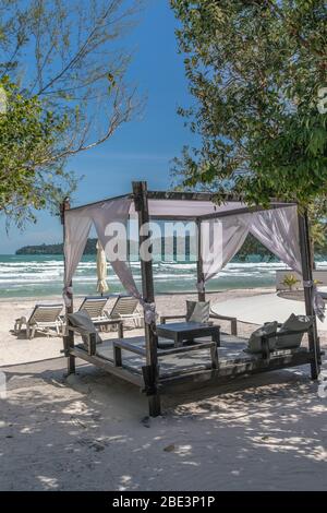 Tropische Landschaft von Saracen Bay Strand Koh Rong Samloem Insel mit Meer und schönen blauen Himmel, Kambodscha. Stockfoto