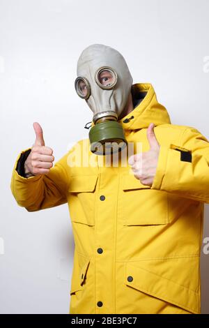 Männliche Krankenschwester in Gasmaske mit erhöhtem Daumen Cookie-alles wird in Ordnung sein, standoff COVID-19 Virus Stockfoto