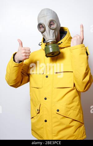 Männliche Krankenschwester in Gasmaske mit erhöhtem Daumen Cookie-alles wird in Ordnung sein, standoff COVID-19 Virus Stockfoto