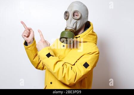 Die Krankenschwester - ein Mann in einer Gasmaske mit einem erhöhten Zeigefinger-Cookie - zeigt auf die Leere, die Opposition COVID-19 Virus Stockfoto