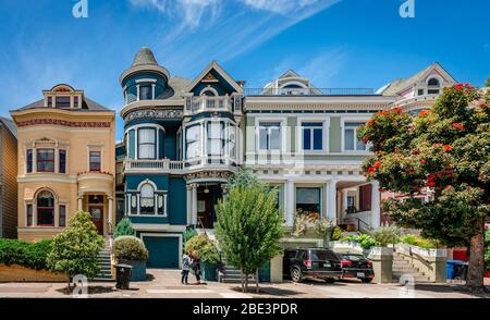 San Francisco, CA / USA - Juli 17 2015: Die Painted Ladies in der Scott Street, gegenüber dem Alamo Park. Stockfoto