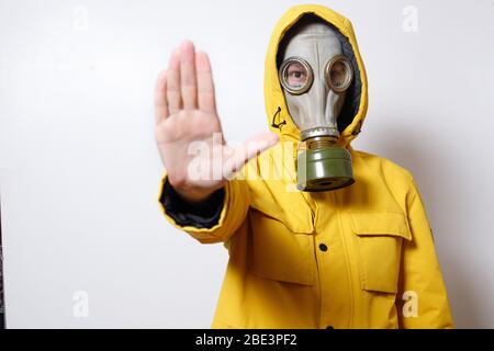 Ein Mann in einer Gasmaske, um dem COVID-19 Virus zu widerstehen Stockfoto