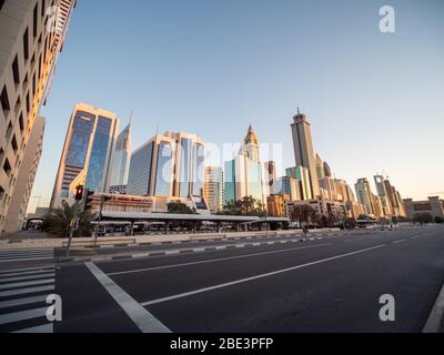 Leere Straßen von Dubai während der Quarantäne. VAE. Stockfoto