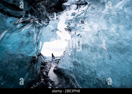 In einer Gletschereishöhle in Island Stockfoto