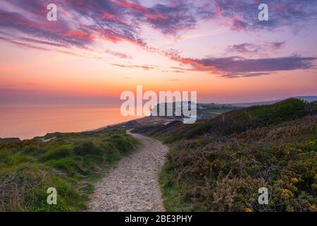 Burton Bradstock, Dorset, Großbritannien. April 2020. Wetter in Großbritannien. Blick auf den Sonnenuntergang vom South West Coast Path bei Burton Bradstock in Dorset am Ende eines heißen sonnigen Tages. Bild: Graham Hunt/Alamy Live News Stockfoto