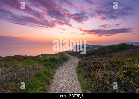 Burton Bradstock, Dorset, Großbritannien. April 2020. Wetter in Großbritannien. Blick auf den Sonnenuntergang vom South West Coast Path bei Burton Bradstock in Dorset am Ende eines heißen sonnigen Tages. Bild: Graham Hunt/Alamy Live News Stockfoto