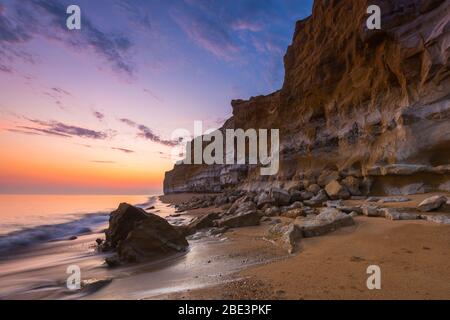 Burton Bradstock, Dorset, Großbritannien. April 2020. Wetter in Großbritannien. Die senkrechten Sandsteinklippen am Hive Beach am Burton Bradstock in Dorset am Ende eines heißen sonnigen Tages. Bild: Graham Hunt/Alamy Live News Stockfoto