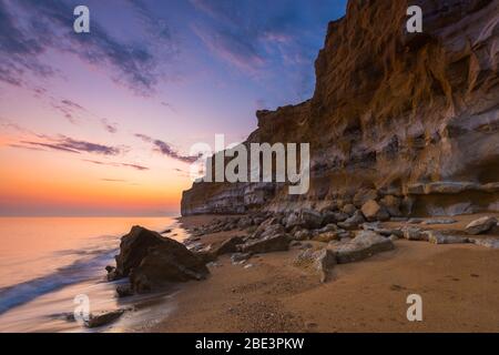 Burton Bradstock, Dorset, Großbritannien. April 2020. Wetter in Großbritannien. Die senkrechten Sandsteinklippen am Hive Beach am Burton Bradstock in Dorset am Ende eines heißen sonnigen Tages. Bild: Graham Hunt/Alamy Live News Stockfoto