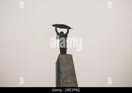 Budapest, Ungarn - 6. November 2019: Freiheitsstatue auf dem Gellert-Hügel in der ungarischen Hauptstadt. Zur Erinnerung an die sowjetische Befreiung Ungarns während des Zweiten Weltkriegs Horizontales Foto. Stockfoto