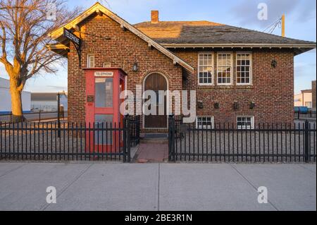 Fort MacLeod, Alberta, Kanada – 09. April 2020: Außenansicht des alten gemauerten Telefongebäudes in der Innenstadt Stockfoto