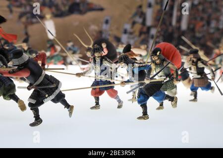 Osaka, Japan - 28 Dec 2019: Historische Installation von antikes Gefecht und Krieg in Japan mit Spielzeugfiguren von Kriegern. Stockfoto