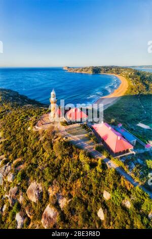 Barrenjoye Kopf und Leuchtturm auf seiner Spitze mit Blick auf Palm Beach an Sydney Northern Beaches. Vertikales Luftpanorama. Stockfoto