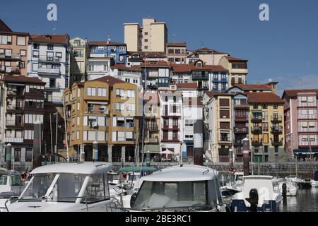 Blick auf den Hafen von Bermeo mit seinen typischen Häusern. Stockfoto