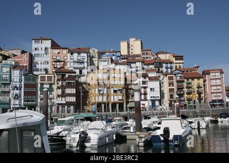 Blick auf den Hafen von Bermeo mit seinen typischen Häusern. Stockfoto