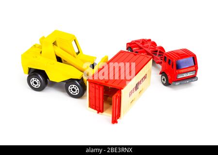 Lesney Products Matchbox Modell Spielzeugauto 1-75 Serie Nr. 42 Mercedes-Benz Container Truck und 48 Sambron Jacklift Stockfoto