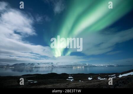 Nordlichter aurora borealis über der Stadt Akureyri in Island Stockfoto