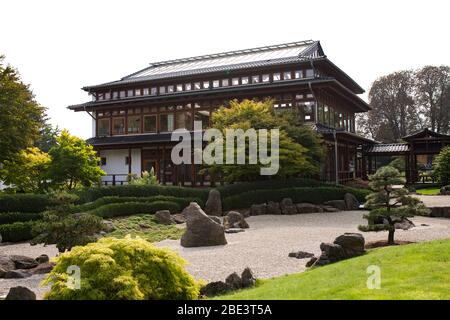 Das Hauptpavillon Gebäude und Zen Garten im Japanischen Garten in Bad Langensalza, Deutschland. Stockfoto