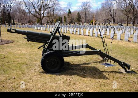 L5 Airborne Haubitze bewachen die Commonwealth war Graves (CWGC) Abschnitt des Beechwood National Cemetery, Ottawa, Ontario, Kanada. Stockfoto