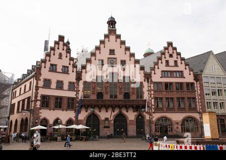 Der Römer, ein mittelalterliches Gebäude mit einer abgestuften Giebelfassade, das als Rathaus in Frankfurt dient. Das Gebäude wurde nach dem Zweiten Weltkrieg restauriert. Stockfoto