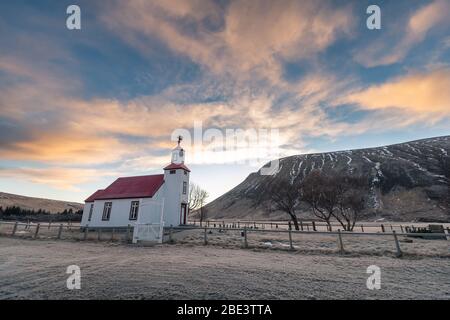 Schöne kleine rote Kirche in Nordisland Stockfoto